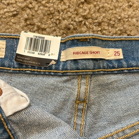 Levi’s Ribcage Shorts Super High Rise - Picture 2 of 4